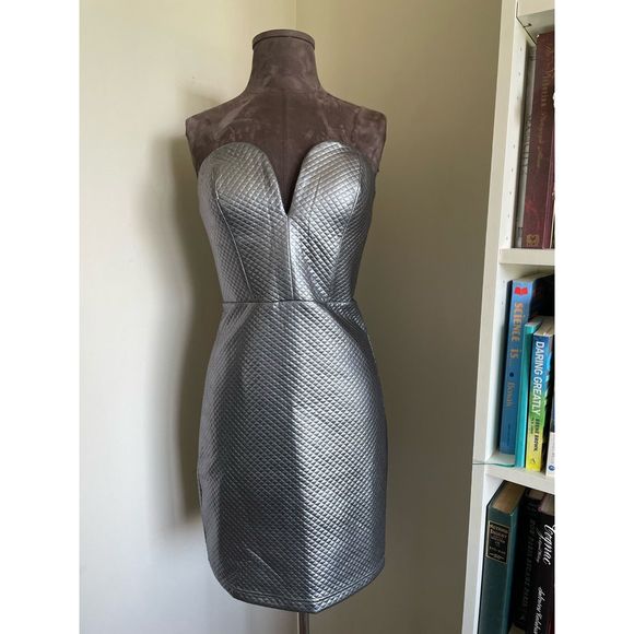 Sexy Silver Quilted Strapless Mini - Picture 4 of 11